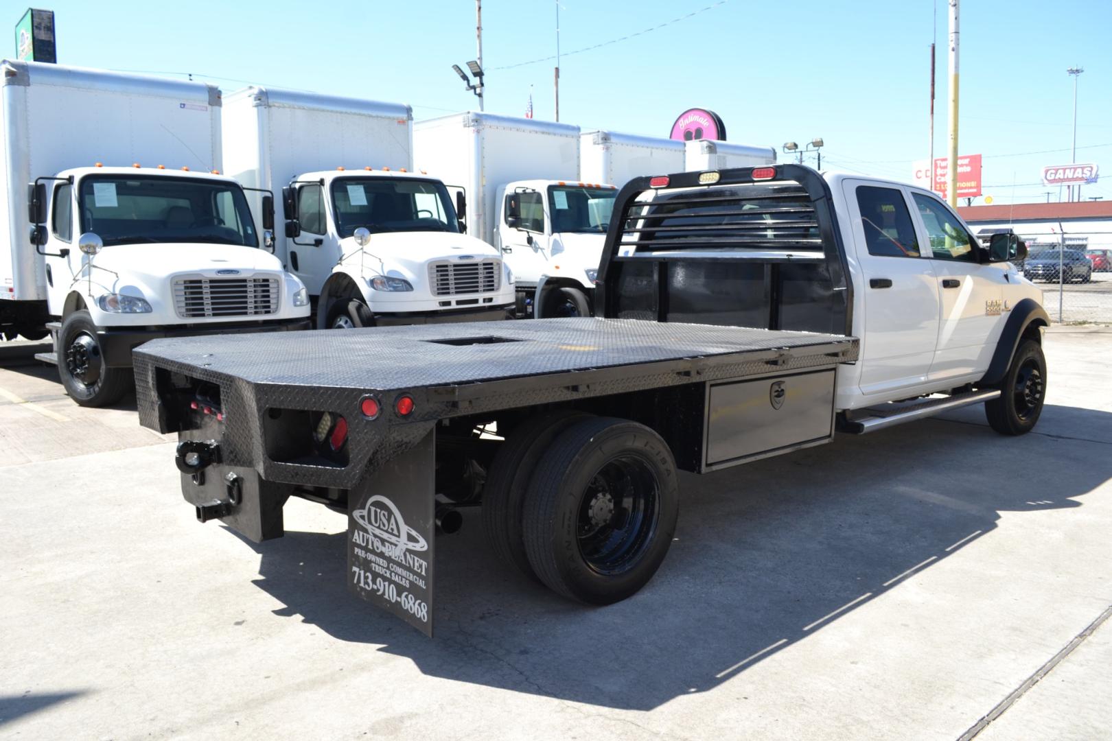 2016 WHITE /BLACK RAM 5500 with an CUMMINS 6.7L TURBO DIESEL engine, AISIN A465 6SPD AUTOMATIC transmission, located at 9172 North Fwy, Houston, TX, 77037, (713) 910-6868, 29.887470, -95.411903 - 19,500LB GVWR, 11.5FT FLATBED, 96" WIDE, GOOSENECK/BUMPER PULL HITCH, CREW CAB, POWER WINDOWS, LOCKS, & MIRRORS, COLD A/C - Photo#3